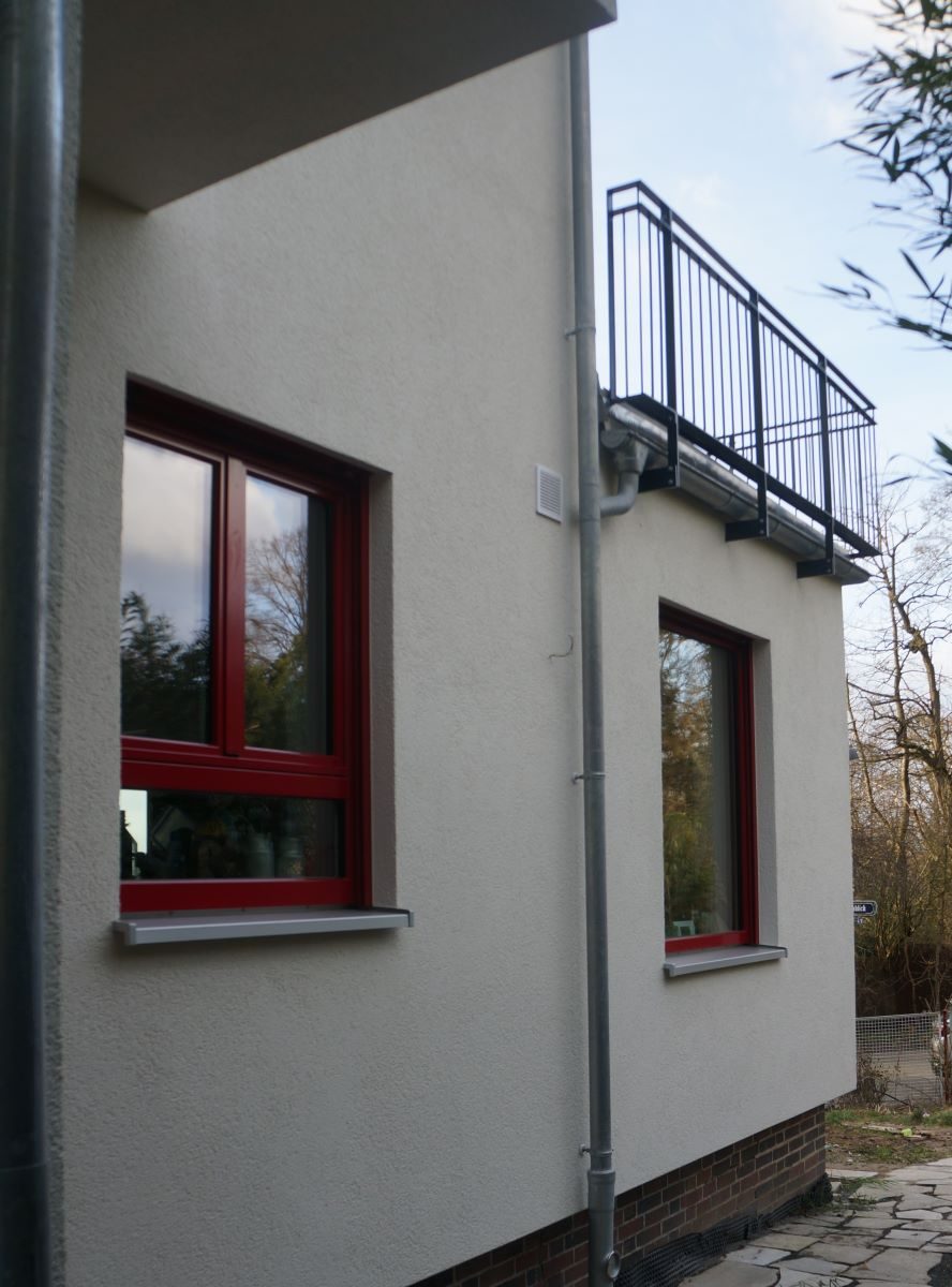 Zweigeschossiger Anbau mit Balkon