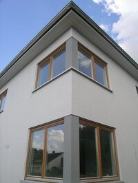 Holzfenster über Eck mit Rollladen