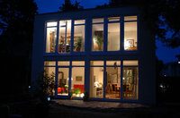 Der Kubus abends, hell erleuchtet