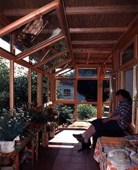 Verglaste Veranda mit Blumen